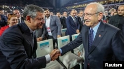 TURKEY-POLITICS/OPPOSITIONCHP lideri Kamal Kılıçdaroğlu Ankarada 38-ci partiya qurultayı zamanı sədrliyə namizəd Özgür Özel ilə əl sıxışır.