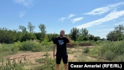 Sorin Barbu în curtea fostei case părintești, la un an de la exploziile care au avut loc în Crevedia.