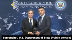 Državni sekretar SAD Entoni Blinken dodijelio nagradu "Šampion borbe protiv korupcije", crnogorskom Glavnom Specijalnom tužiocu Vladimiru Novoviću