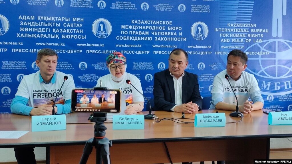 Члены незарегистрированной партии «Алга, Казахстан!» и адвокат Мейржан Доскараев на пресс-конференции. Алматы, 8 ноября 2023 года