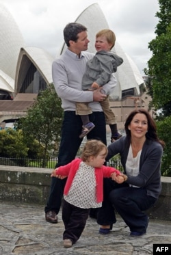  Принц Фредерик и принцеса Мери с децата си Кристиан, на 2 години, и Изабела, на 1 година, в градините на постройката на държавното управление в Сидни, на 4 септември, 2008 година 