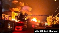 მეხანძრეები აქრობენ რუსეთის მხრიდან დრონებით მიტანილი იერიშით გამოწვეულ ცეცხლს ხარკოვში, 2024 წლის 4 მარტი 