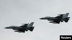 Ukrajinski avioni F-16 u vazduhu tokom obilježavanja Dana ukrajinskih vazdušnih snaga, nepoznata lokacija, Ukrajina, 4. avgust 2024.