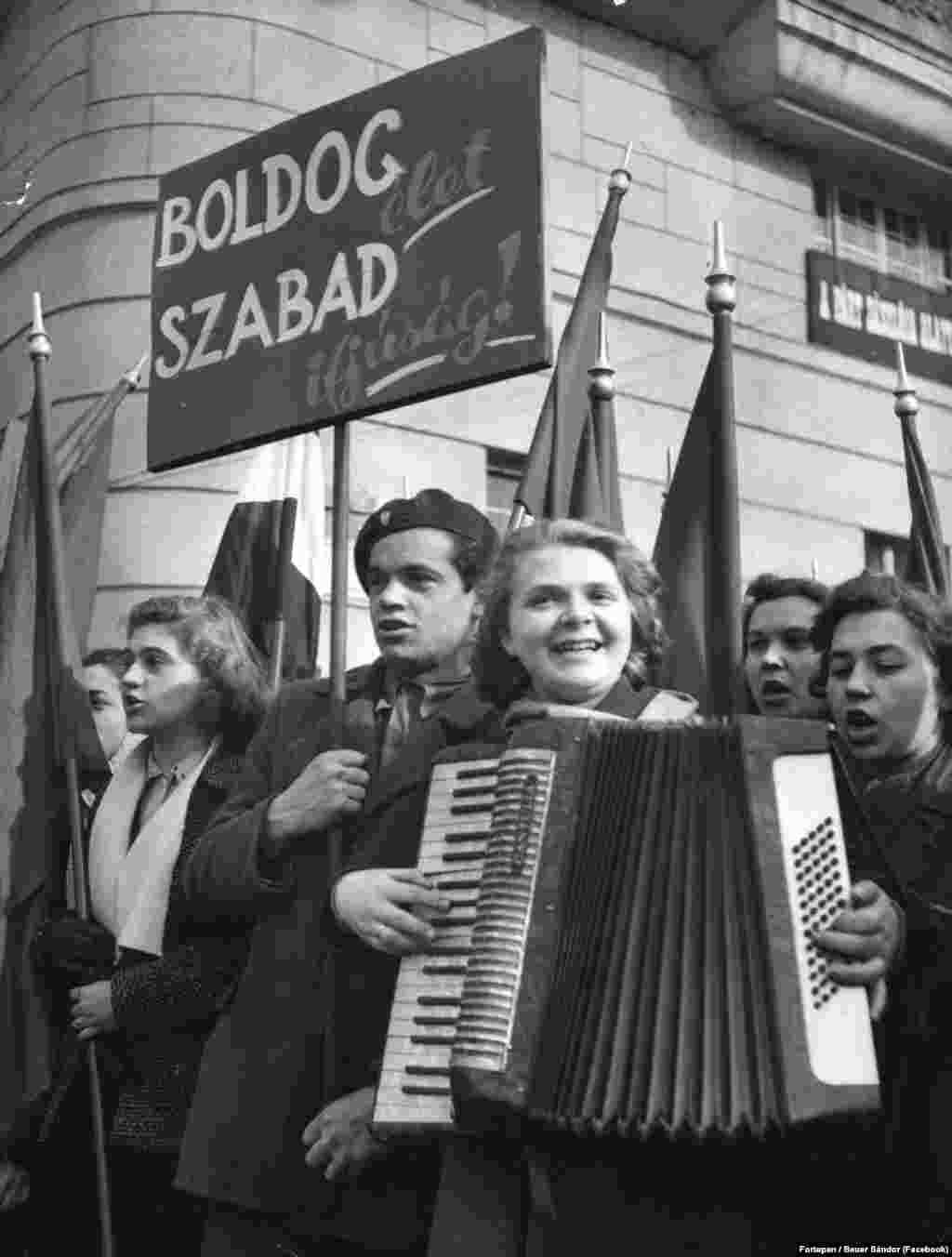 1950. március 15. a&nbsp;Petőfi tér&ndash;Március 15. tér sarkán. A következő évtől hivatalosan is törölték nemzeti ünnepünket a munkaszüneti napok közül