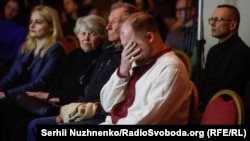 Син Віри Гирич, Богдан, не стримує сліз під час презентації фільму. Київ, 29 квітня 2023 року