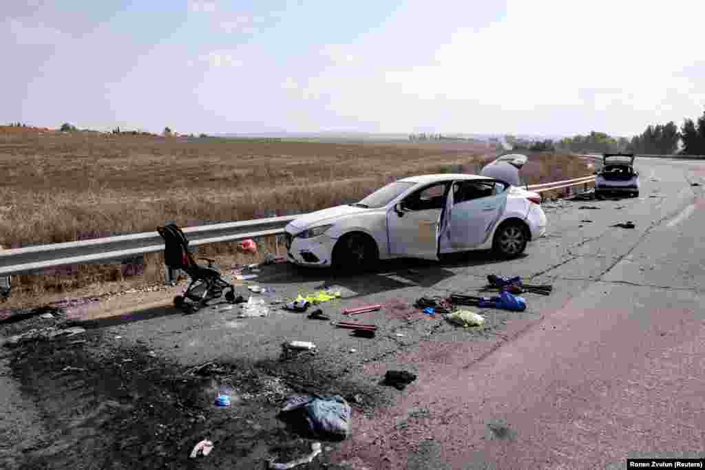 Személyes tárgyak, köztük egy babakocsi az úton egy autó mellett, néhány nappal azután, hogy a Hamász fegyveresei tömegesen behatoltak a Gázai övezetből a Kfar Aza kibucba.&nbsp;Megrázó jelenetek fogadták a határ menti településekre érkező izraeli hadsereget, a Kfar Aza kibucban lefejezett csecsemők maradványaira is bukkantak