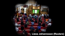 Myslimanë duke marrë pjesë në faljen e së premtes, në xhaminë Dar Assalam, në Berlin, Gjermani, më 13 tetor 2023.