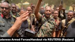 Суданскиот генерал Абдел Фатах ал-Бурхан стои меѓу војниците, на неоткриена локација, 30 мај 2023 година