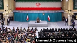 علی خامنه‌ای از افرادی که نسبت به مشارکت در انتخابات، میلی نشان نمی‌دهند، خواست «قدری بیشتر فکر کنند».