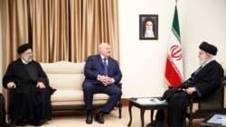 Сустрэча Аляксандра Лукашэнкі з тагачасным прэзыдэнтам Ірану Эбрагімам Раісі (зьлева) і аяталом Алі Хамэнэі ў Тэгеране 13 сакавіка 2023 году