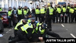 Londonska policija hapsi jednog od demonstranata sa kontra protesta 11. novembra 