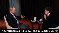 Hubert Seipel (right) interviews Russian President Vladimir Putin in 2014.
