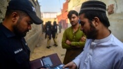 پولیس پاکستان در حال بررسی اسناد مهاجرین افغان (تصویر آرشیف)