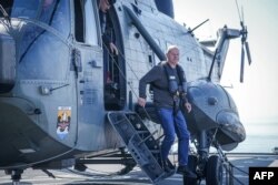 Канцлер Германии Олаф Шольц выходит из военного вертолета Sea King Mk41 после прибытия на учения ВМФ ФРГ, 5 июня 2023 года