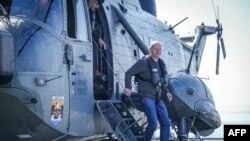 Olaf Scholz német kancellár a haditengerészet Sea King Mk41 helikopteréből száll ki a Mecklenburg-Elő-Pomeránia fregatt fedélzetén egy balti-tengeri hadgyakorlaton Rostock-Warnemündénél 2023. június 5-én