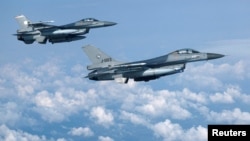 Истребители F-16 ВВС Нидерландов защищают воздушное пространство НАТО, 4 июля 2023 года. Переговоры о предоставлении Украине F-16 велись с лета 2022 года. Ожидается, что первые поставки самолетов начнутся весной 2024 года