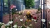 Plišani medvedići i cveće postavljeni su na ogradu Osnovne škole Vladislav Ribnikar u Beogradu, 4. maja 2023. godine, dan posle masovnog ubistva u toj školi. 