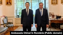 Ambasadorul Chinei în România, Han Chunlin, și rectorul Universității de Medicină din București, Viorel Jinga. Aprilie 2024