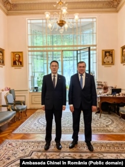 Ambasadori kinez, Han Chunlin (majtas) dhe rektori i Universitetit të Mjekësisë dhe Farmacisë në Bukuresht, Viorel Jinga, në prill 2024.