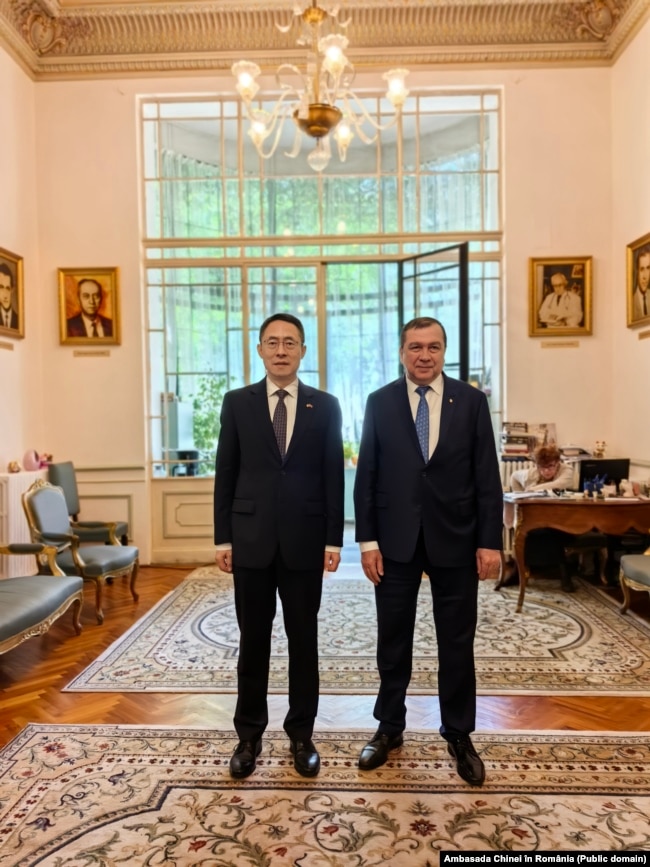 Ambasadori kinez, Han Chunlin (majtas) dhe rektori i Universitetit të Mjekësisë dhe Farmacisë në Bukuresht, Viorel Jinga, në prill 2024.