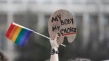 Mai multe zeci de femei au protestat miercuri, de Ziua Internațională a Femeii, împotriva restrângerii dreptului la avort și a tratamentului acordat de stat femeilor care vor să facă avort sau pentru identificarea virusului care produce cancerul de col uterin.
