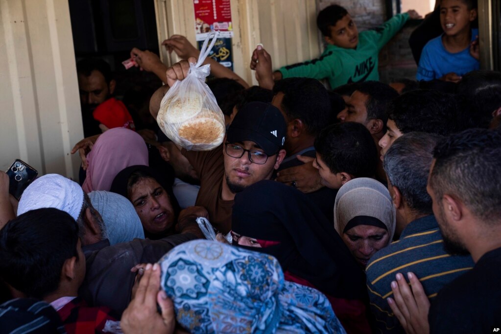 Palestinezët e grumbulluar para një furre buke në Han Junis.