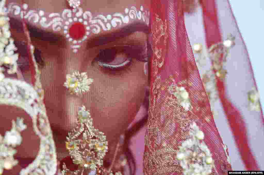 Pakistanska hinduistička nevjesta prisustvuje ceremoniji masovnog vjenčanja u Karačiju. Pakistansko hinduističko vijeće organizovalo je masovnu ceremoniju vjenčanja za 122 hinduistička para koji pripadaju siromašnijim slojevima društva.