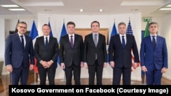 Premijer Kosova Aljbin Kurti s diplomatama takozvane "velike petorke" - predstavnicima EU, SAD, Francuske, Nemačke i Italije, Priština 21. oktobar 2023.