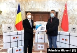 Imagine publicată de Primăria Mioveni după donarea unor echipamente de MTC de către oficialii chinezi.