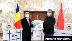 An 2020 image of Chinese officials delivering traditional Chinese medicine equipment as part of medical aid to Romania for the COVID-19 pandemic.