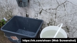 Севастопольцы добывают воду из водосточных труб в условиях отсутствия водоснабжения в городе, 20 января 2024 года
