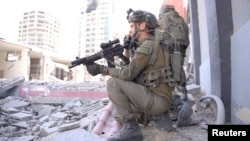 د اسرايیلو پوځ وايي، د غزې په تړانګه کې د حماس پر ضد ځمکني عملیات کوي ـ د نومبر ۱۴مې انځور.