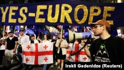 Протестувальники у Тбілісі несуть транспарант із написом «Так – Європі»