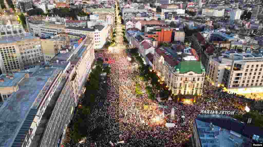 O protestima su se oglasili brojni državni zvaničnici, koji su se saglasili sa predsednikom Srbije Aleksandarom Vučićem u oceni da je osnovni cilj &quot;rušenje vlasti&quot; na ulici.