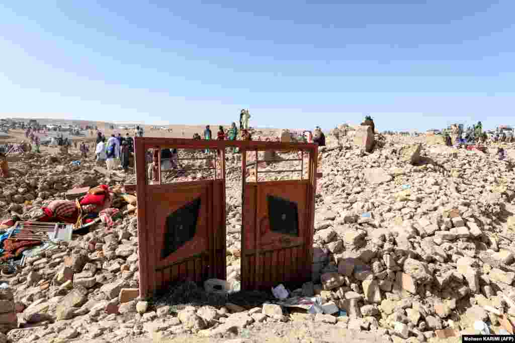 Жители Афганистана разбирают завалы и продолжают искать тела среди развалин домов, разрушенных во время землетрясений &nbsp;