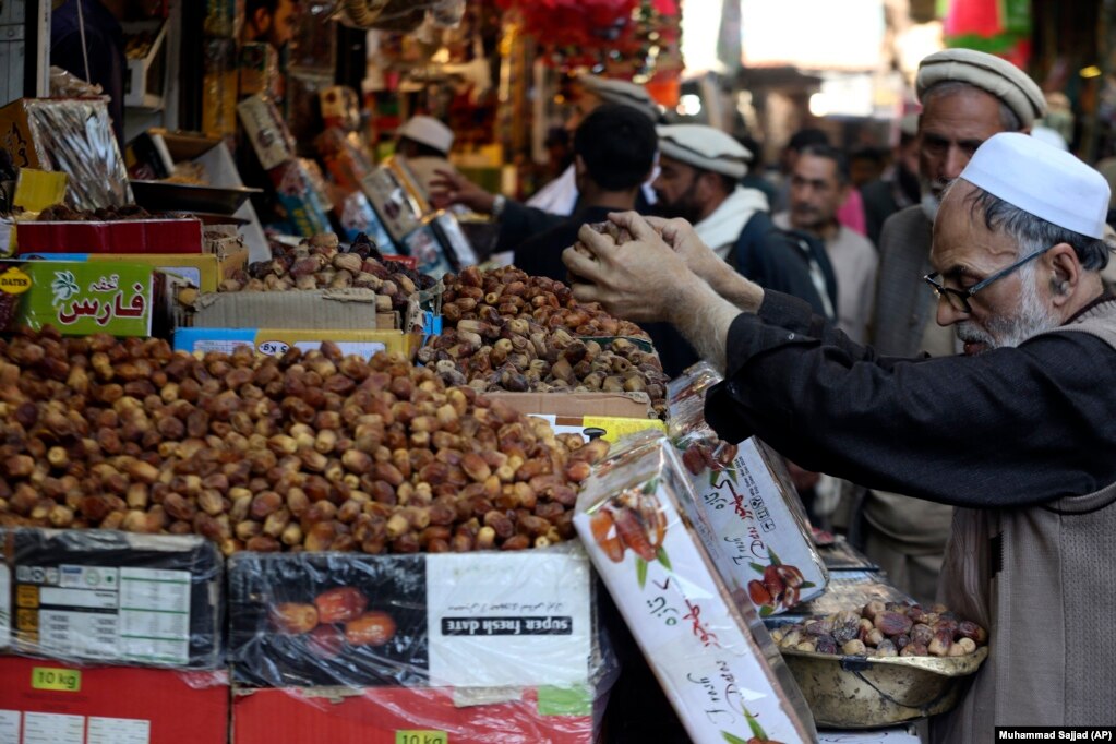 Qytetarët duke blerë hurme në Peshavar të Pakistanit në prag të nisjes së Muajit të Ramazanit. 9 mars 2024.&nbsp;