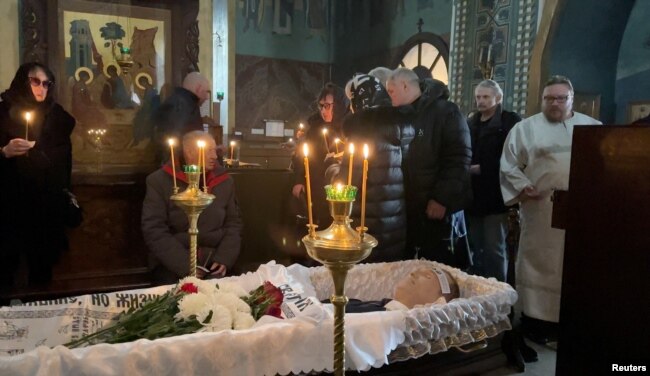 Disa persona afër trupit të vdekur të Navalnyt, gjatë ceremonisë përkujtimore në kishë.