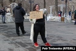 Фем-активистка на митинге «За достойную жизнь женщин», санкционированный акиматом города Алматы. 7 марта 2024 года