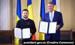 Президент України Володимир Зеленський і президент Румунії Клаус Йоганніс (праворуч). Бухарест, 10 жовтня 2023 року