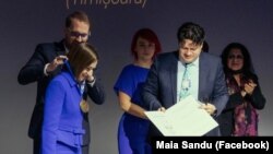 Primarul Timișoarei Dominic Fritz îi acordă Maiei Sandu premiul „Timișoara pentru Valori Europene”, 13 ianuarie 2023.