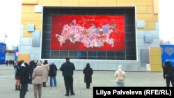 Инсталляция "Вышитая карта России" у главного входа на ВДНХ