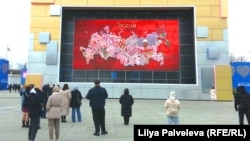  Инсталляция "Вышитая карта России" у главного входа на ВДНХ в Москве