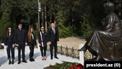 Ադրբեջանի նախագահական ընտանիքն այցելում է Հեյդար Ալիևի շիրմին, մայիս, 2023թ.