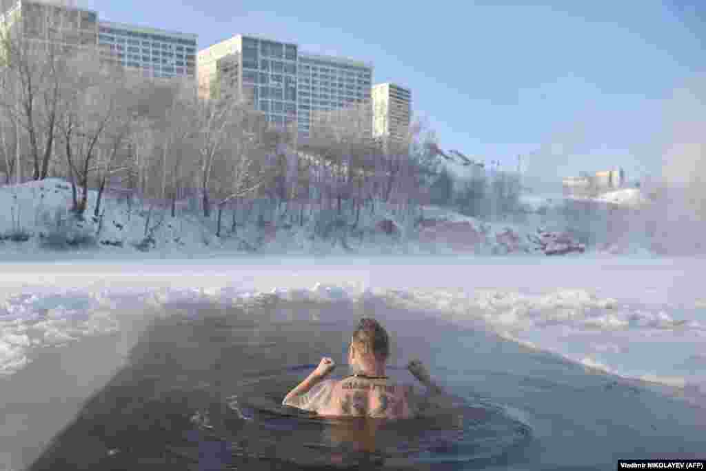 Новосибирск шаарында 35 градус аязда сууга түшүп жаткан жергиликтүү тургун, 9-декабрь, 2023 &nbsp;