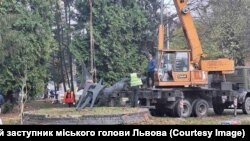 Демонтаж скульптури «Космонавтика», Львів, 8 листопада 2023 року