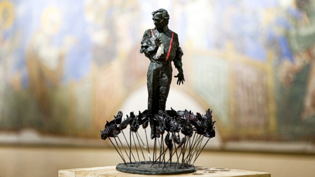 Ազնավուրի հուշարձանի համար ...