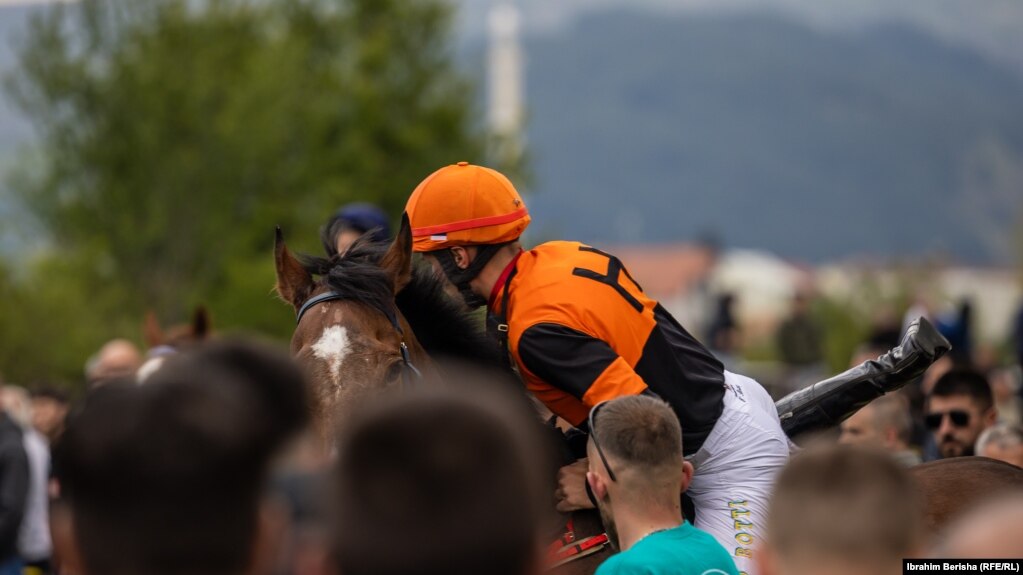 Kalorësi fitues i garës duke zbritur nga kali.