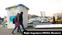 ماکت نمایشی یک صندوق رأی در تبلیغات انتخاباتی در تهران؛ مقام‌های جمهوری اسلامی همواره مدعی‌اند انتخابات «سالم» برگزار می‌کنند