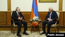 Премьер-министр Армении Никол Пашинян (слева) и президент Армении Ваагн Хачатурян