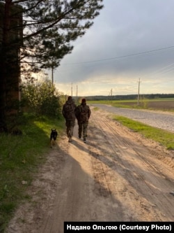 Пара разом під час служби